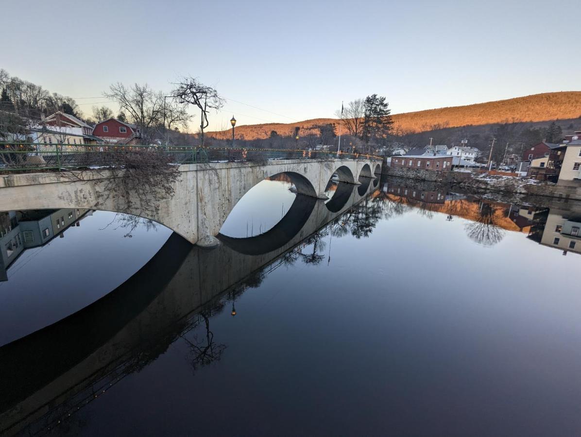 Blooming Inn Shelburne Falls エクステリア 写真